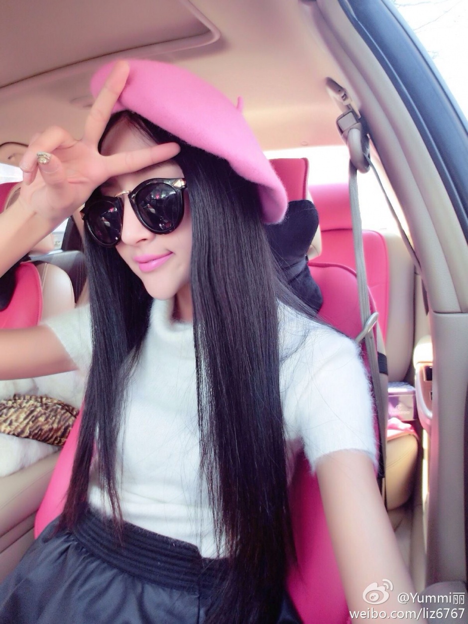 网红长腿美女Yummi丽生活自拍私密照写真