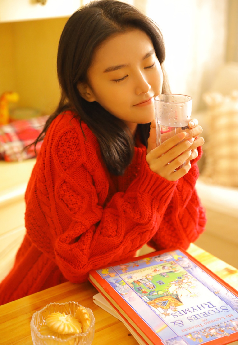 清纯学生妹室内粉嫩美腿私房写真照片