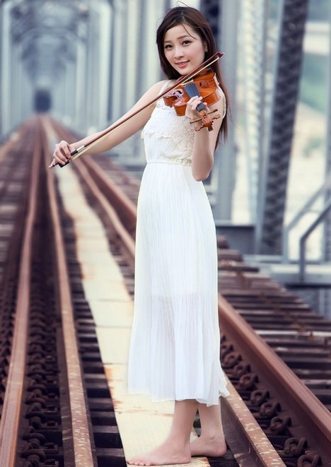 清纯美女铁轨写真肌肤如玉白皙迷人