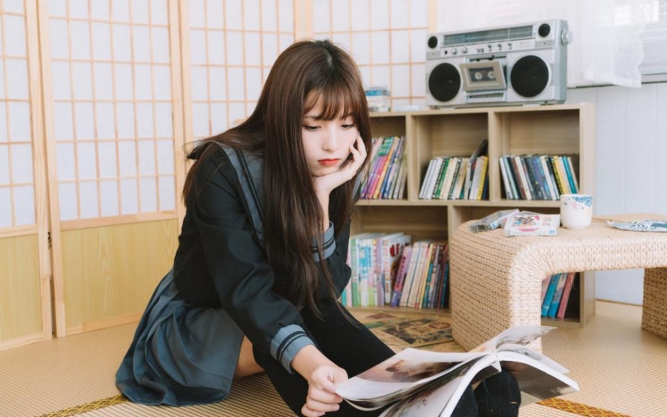 制服美女大学生长发披肩唇红齿白图片