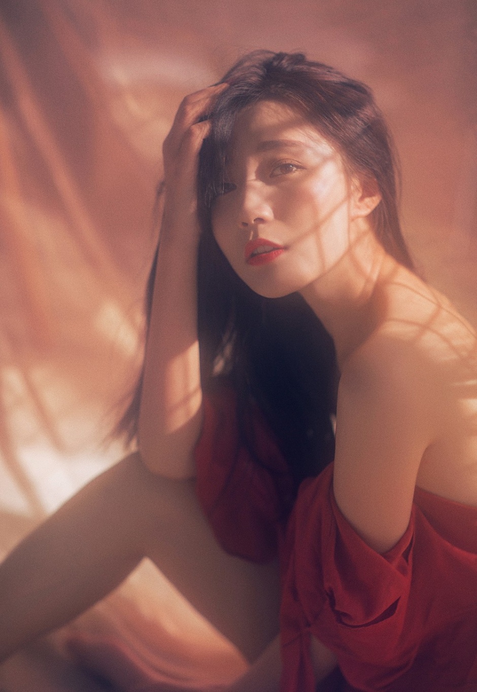 性感红衣美女床上大胆裸露玉背诱惑写真图片