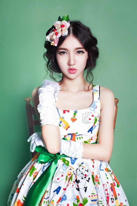 唯美气质白嫩香肩美女迷人写真图片