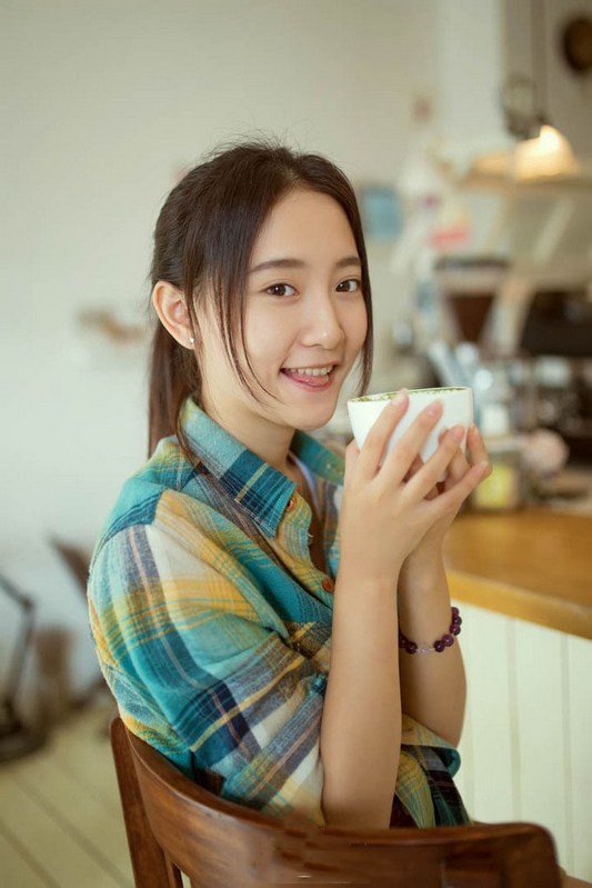 大眼清纯美女居家格子衫休闲写真图片