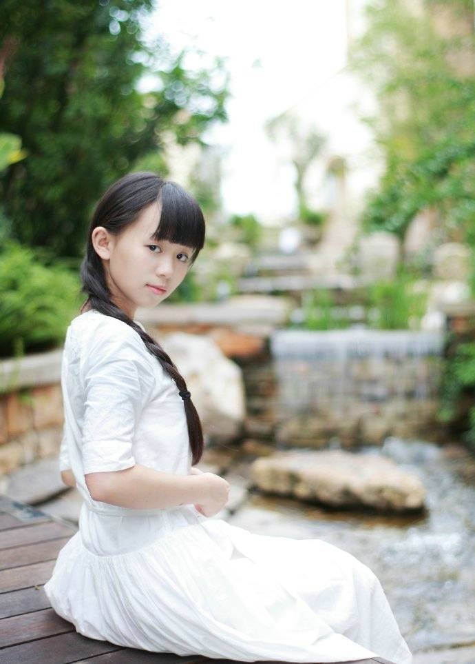 清纯麻花辫稚嫩少女阳光靓丽元气十足