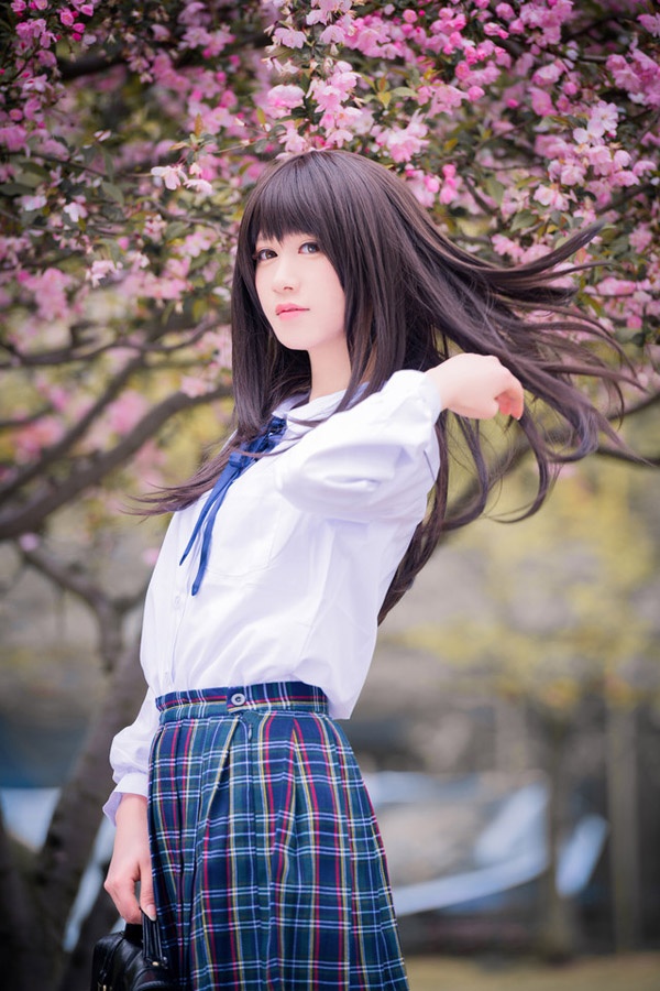 日系清新校园美女樱桃花下美艳动人写真图片