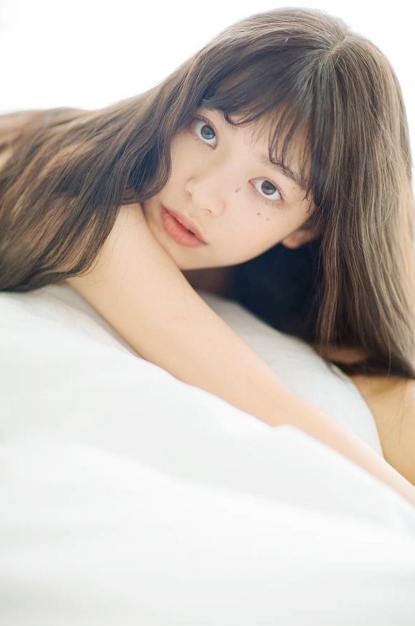 日本素人氧气美女居家空灵诱惑走光写真图片