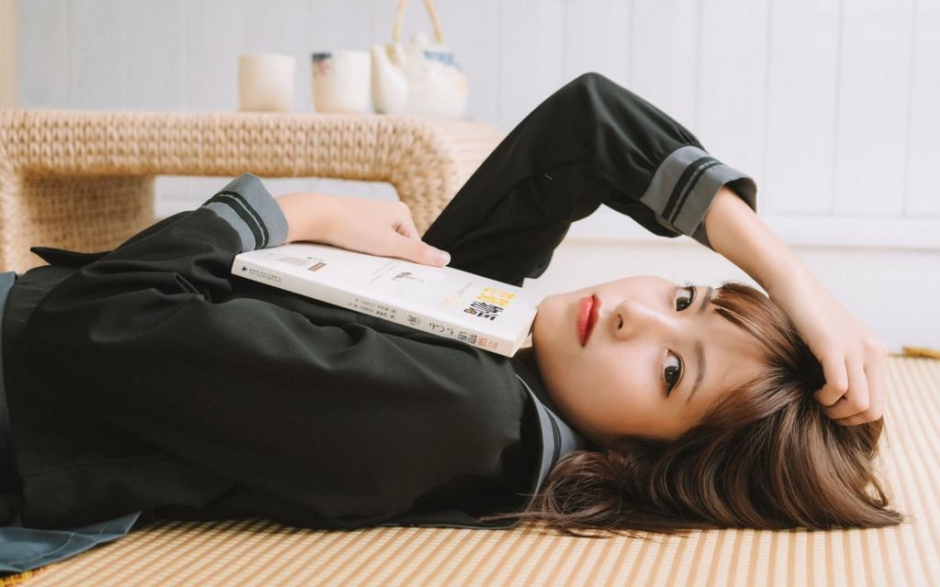 制服美女大学生长发披肩唇红齿白图片