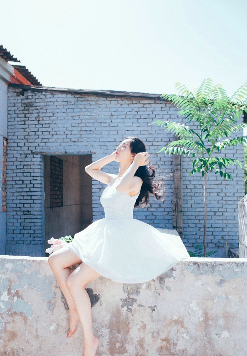 白皙吊带美女性感酥肩玉腿仙气养眼写真