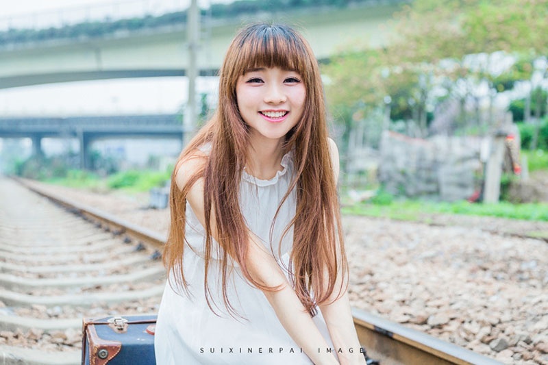 清纯白皙美女铁轨上甜笑迷人写真图片
