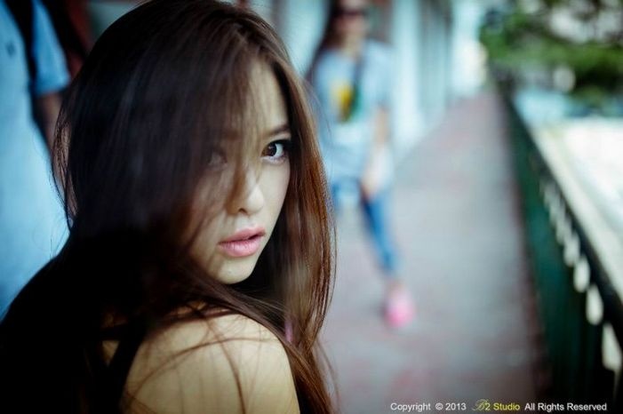 性感长腿美女牛仔热裤个性不羁写真图片