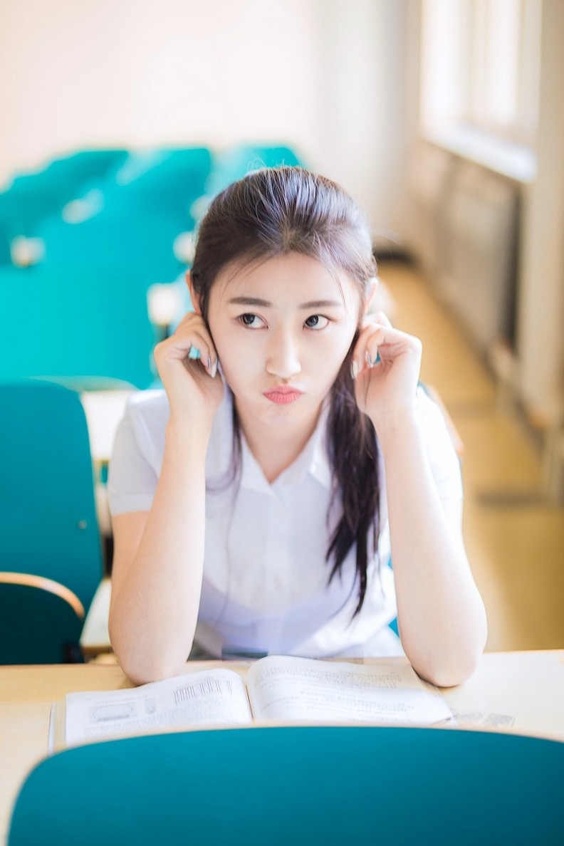 高校美女校花貌若天仙五官精致迷人写真图片