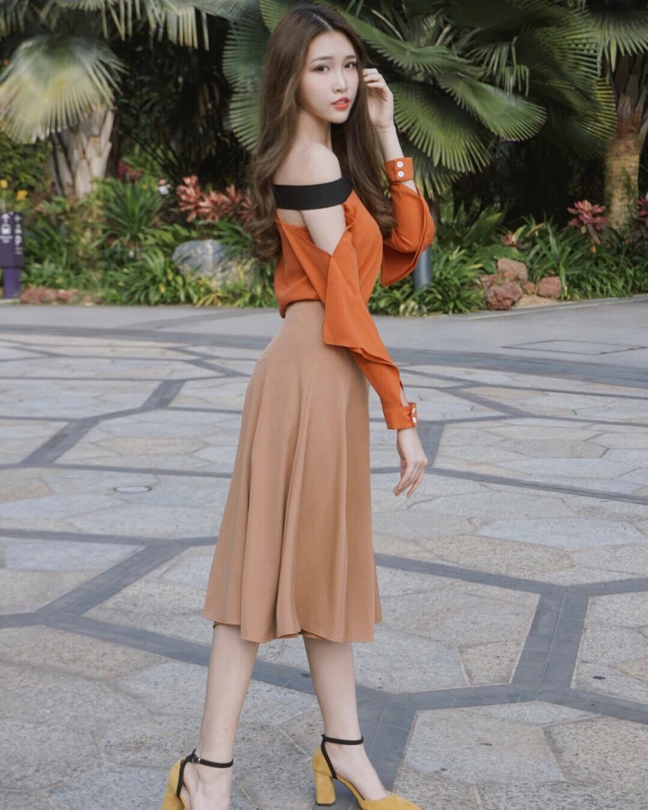 马来西亚女神白嫩大长腿深v低胸性感街拍美图