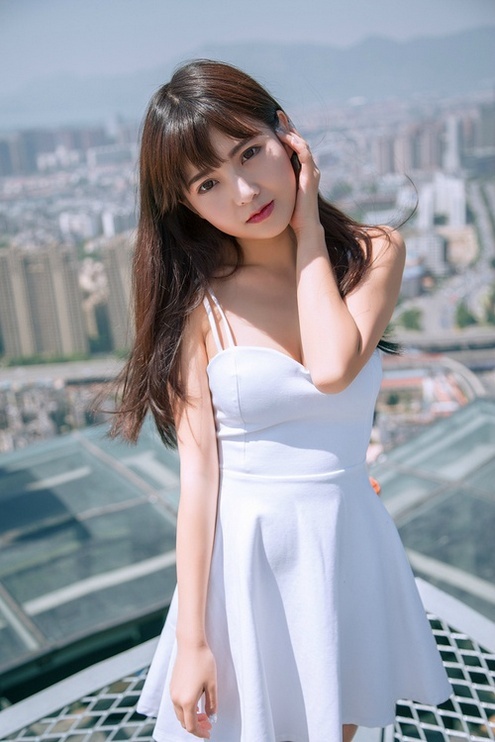 网红美女高台上低胸白色吊带裙迷人写真照