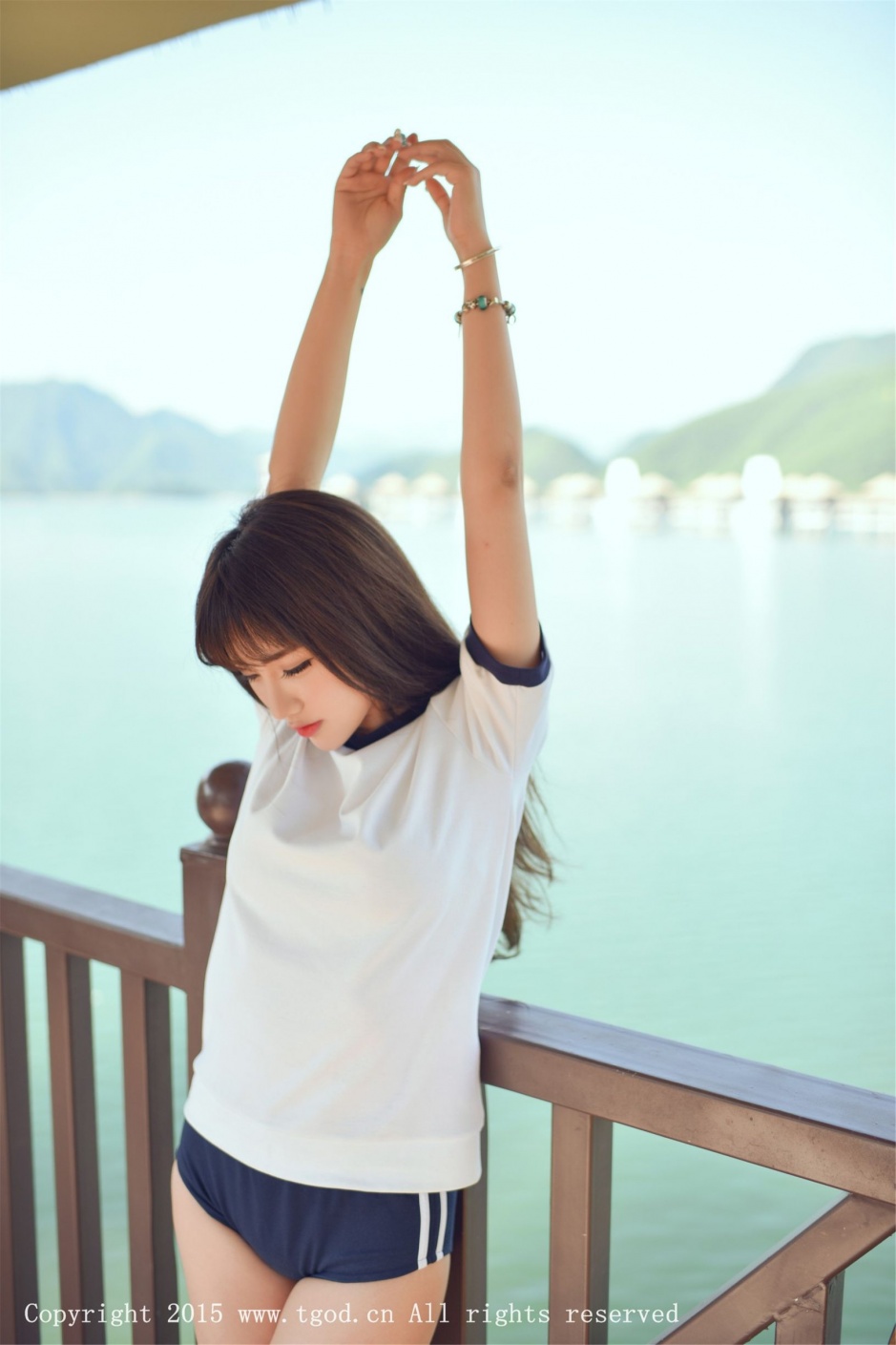 人气美女朱若慕Akiki超短热裤户外美腿撩人