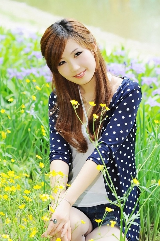 气质养眼冻龄美女户外与油菜花唯美写真