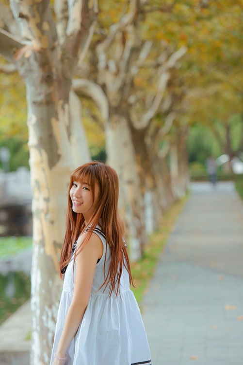 白皙甜美校花少女超短连衣裙秀美腿