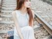 清纯白皙美女铁轨上甜笑迷人写真图片