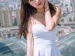 网红美女高台上低胸白色吊带裙迷人写真照