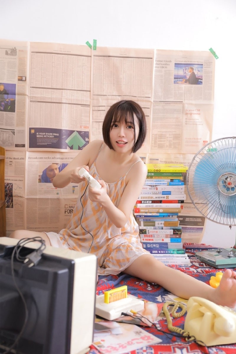 元气美女清爽短发吊带裙秀香肩锁骨调皮搞怪图片