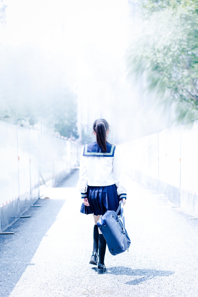 清纯学生妹俏皮马尾辫学院风制服图片