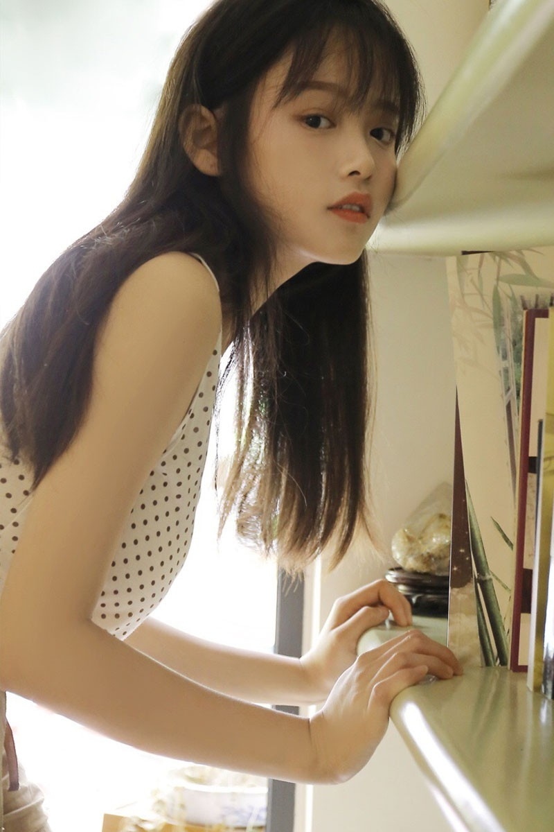 日系小清新美女标致娃娃脸蓬松长发细胳膊小腿图片