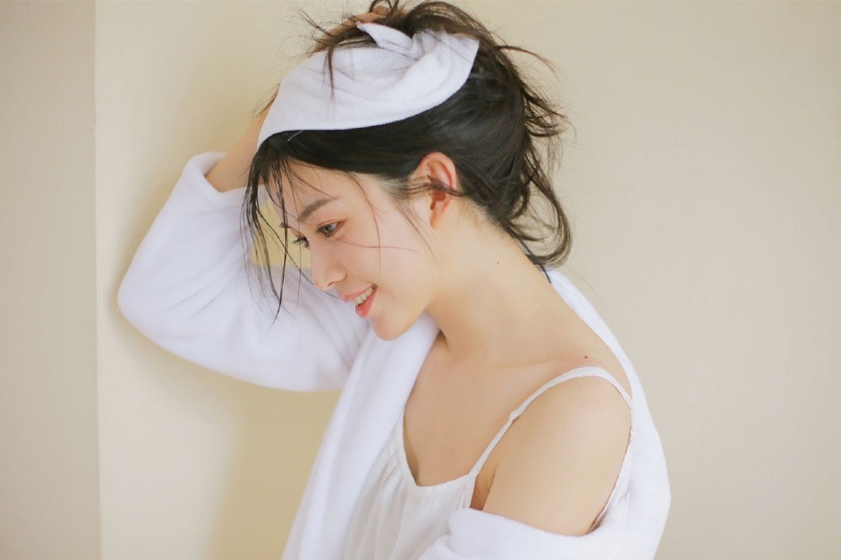 丸子头美女唇红齿白气色红润床上诱人图片