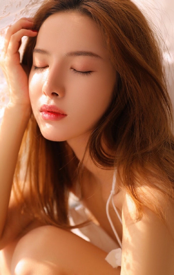 蓬松黄头发美女吊带裙半裸美背小露香肩秀精致睡颜图片