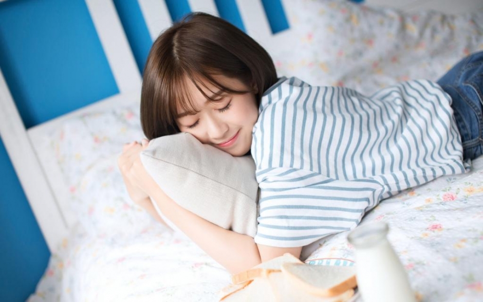 清纯短发美女撩人长腿露齿甜笑居家图片