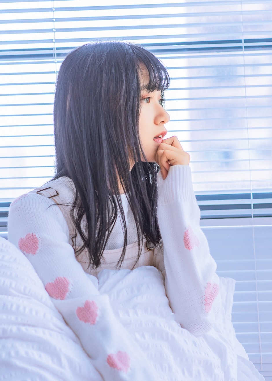 大眼睛美女长发披肩气质清纯私房图片