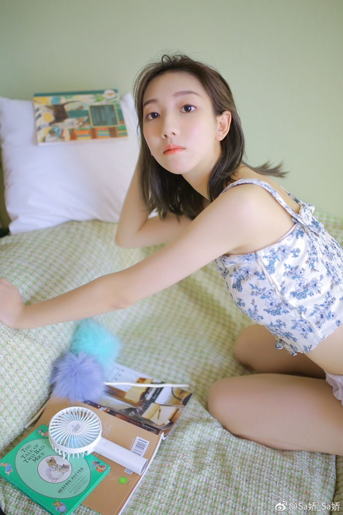 白嫩美女性感吊带短裤香肩美腿诱惑图片