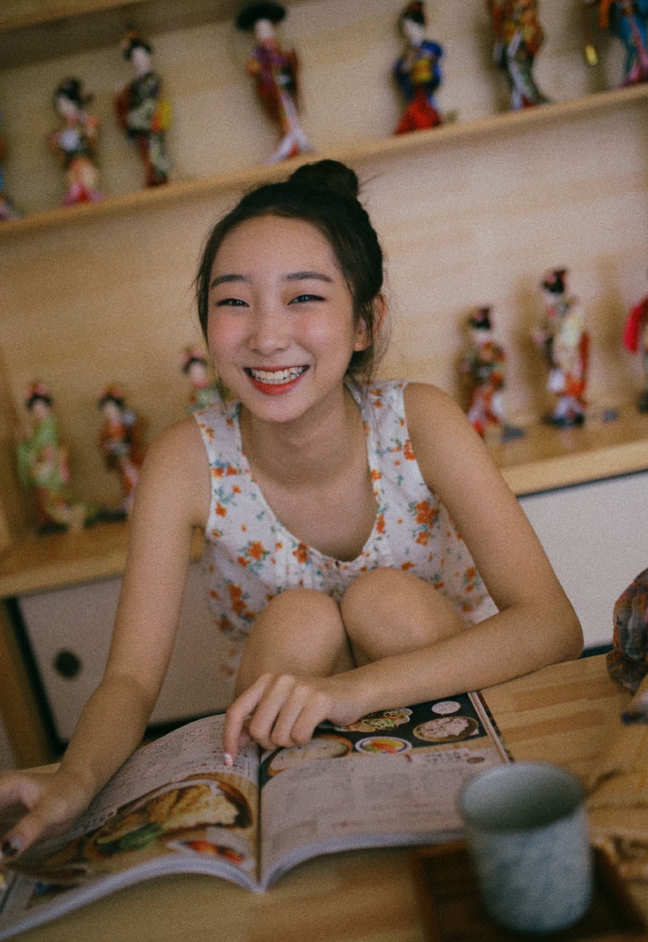 丸子头美女露齿甜笑姿态撩人居家图片