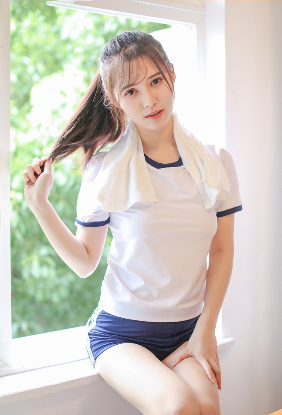 冲天马尾辫元气美女身材高挑休闲运动服秀纤细筷子腿图片