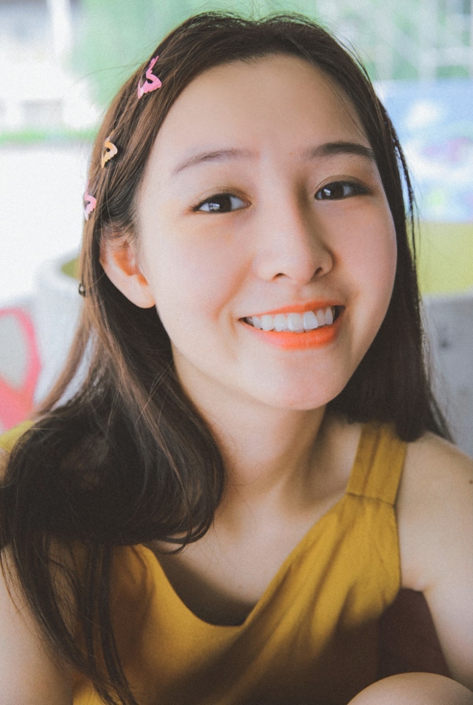 长发美女笑容甜美气质清纯游乐场图片