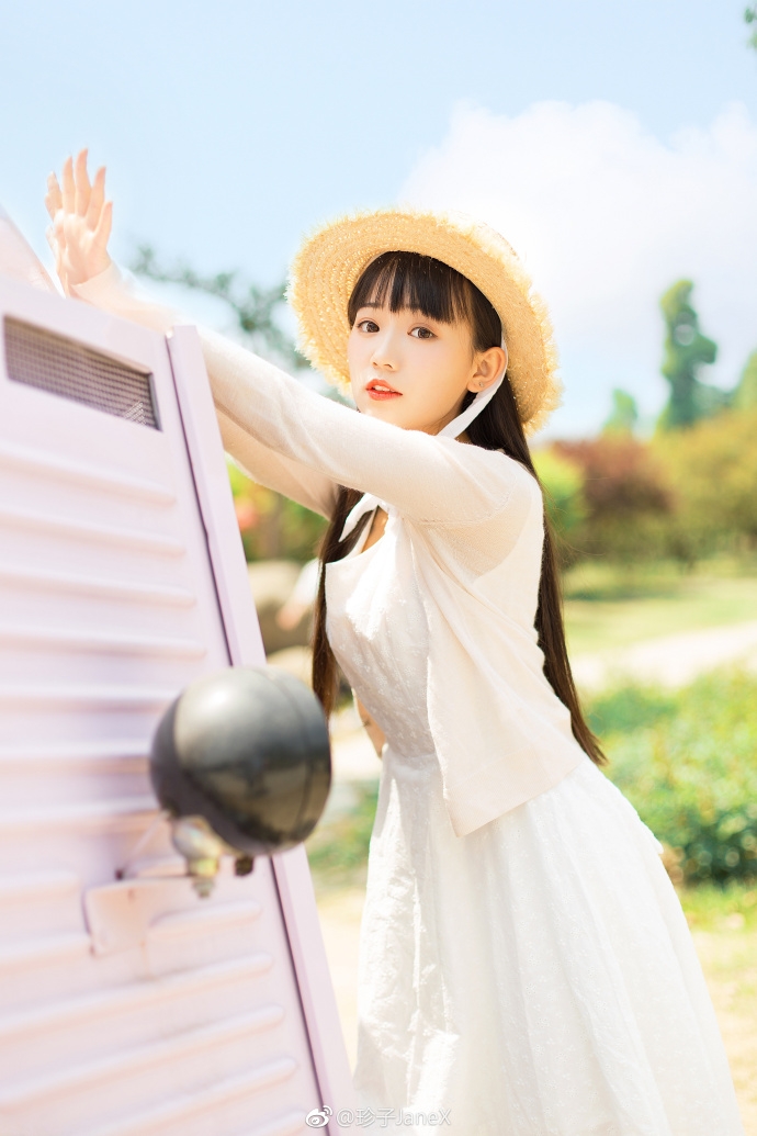 圆润娃娃脸美女头戴草帽白色长裙图片