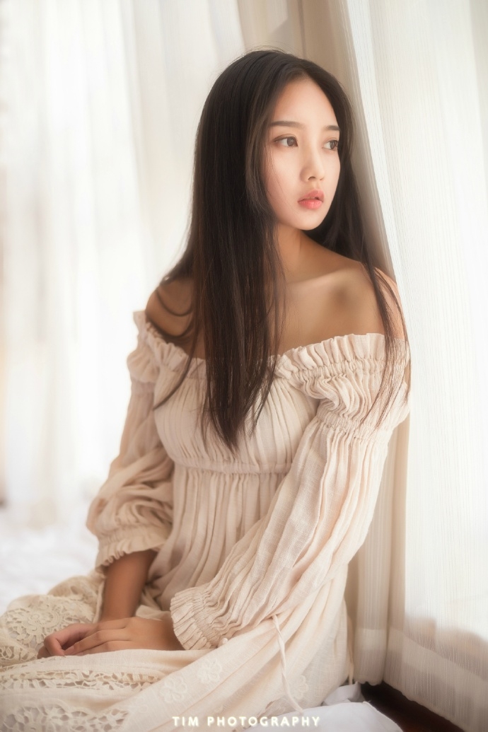 裸肩连衣裙美女黑长直发精致侧颜图片