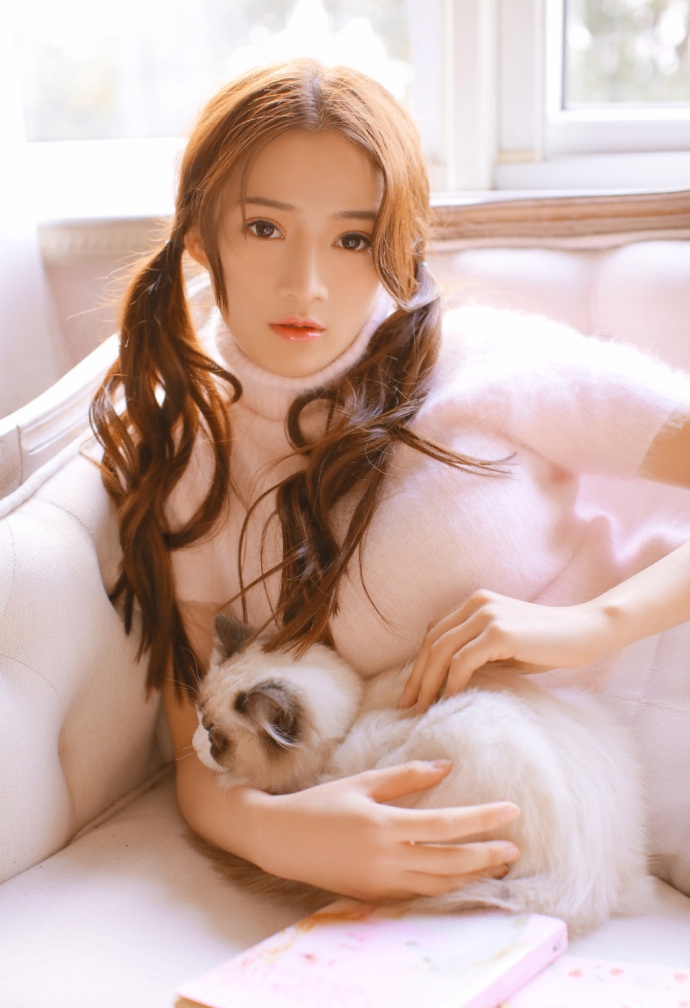 猫系双马尾美女超短裤诱人白丝美腿图片