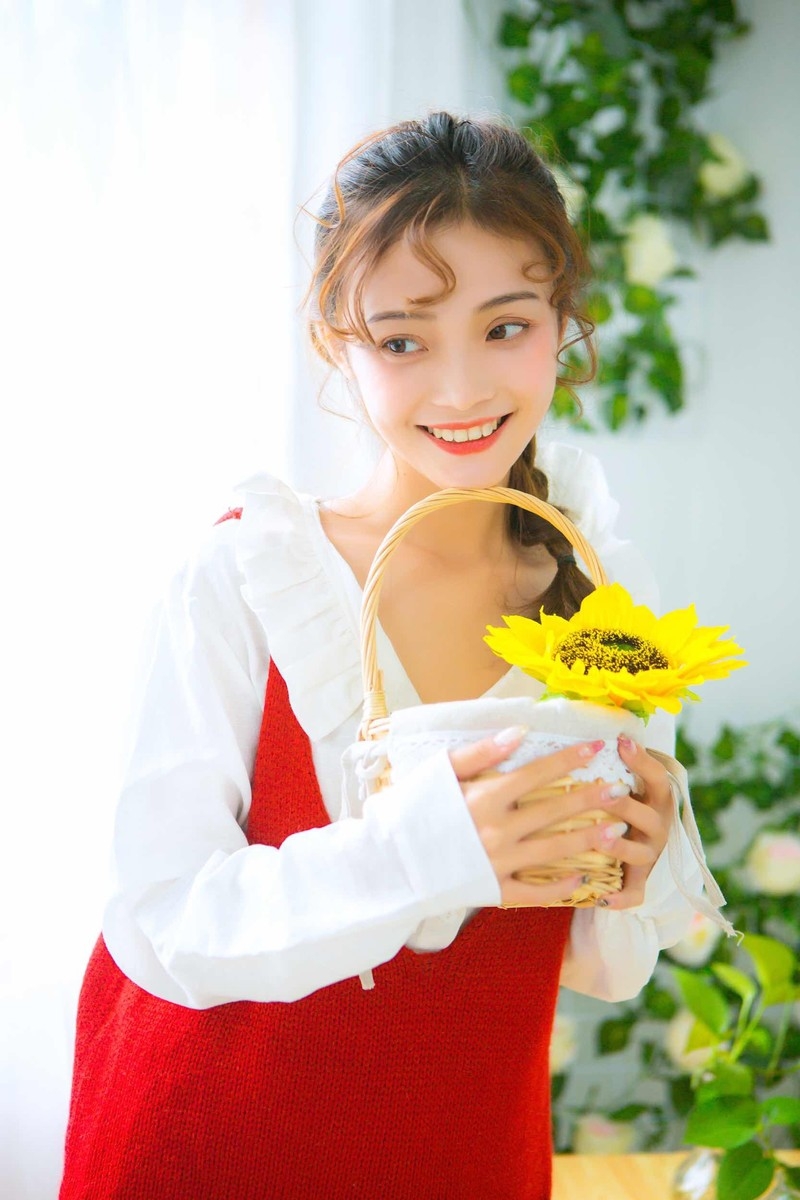 向日葵麻花辫美女唇红齿白气色红润笑容甜美图片