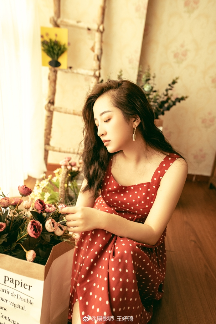 卷发美女庄哲琦波点连衣裙秀香肩美腿图片