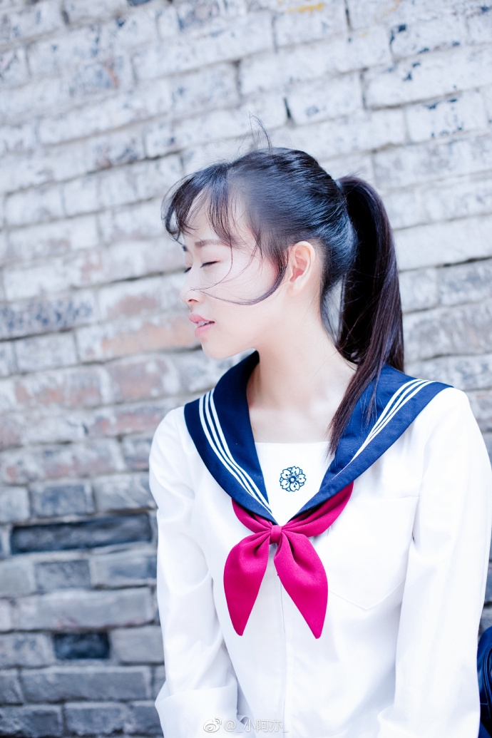 清纯学生妹俏皮马尾辫学院风制服图片