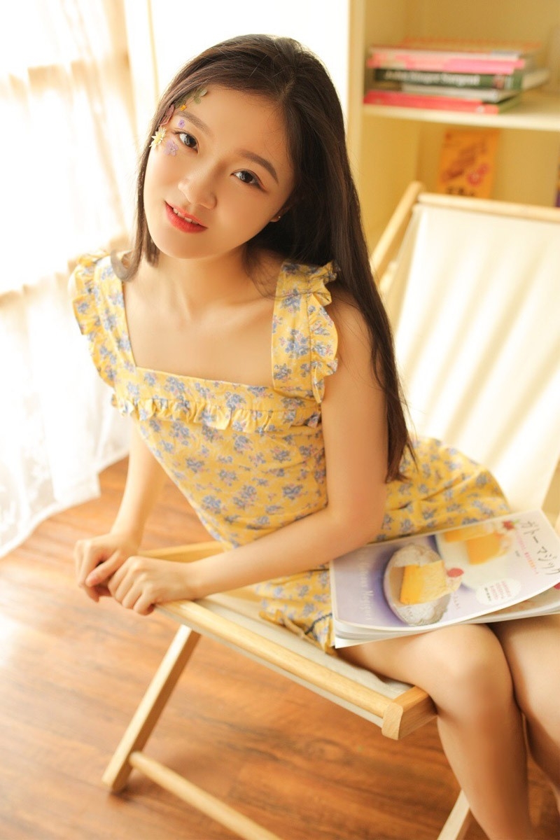 白嫩小脚丫美女连衣裙微露香肩锁骨图片