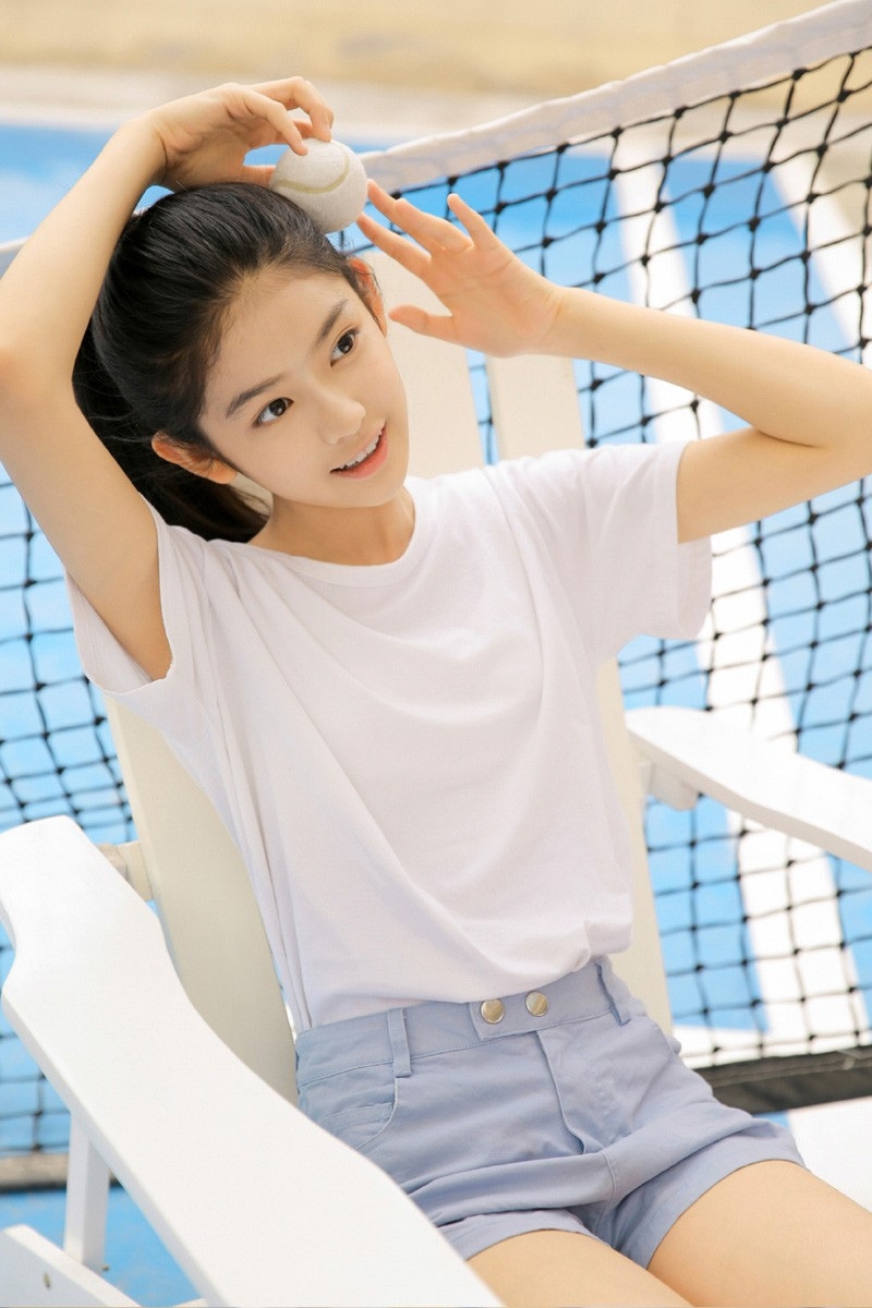 网球美眉高束长马尾稚嫩脸庞白t短裤少女感十足图片