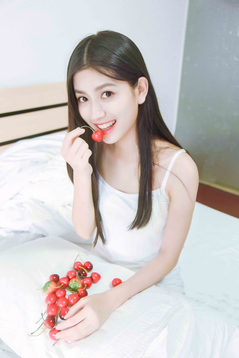 长发美女吊带睡裙白皙肌肤甜美笑容床上大胆图片