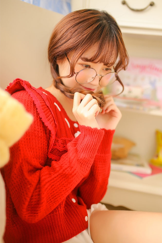 居家美女俏皮麻花辫脸蛋白里透红图片