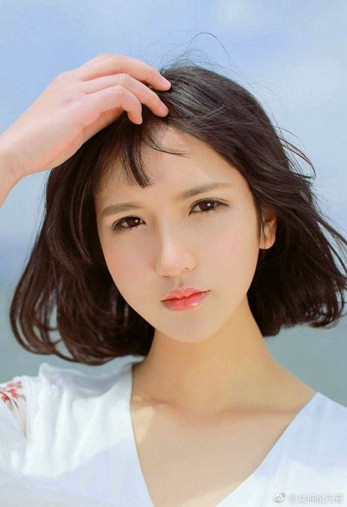 气质美女白色长裙蓬松短发精致眉眼图片