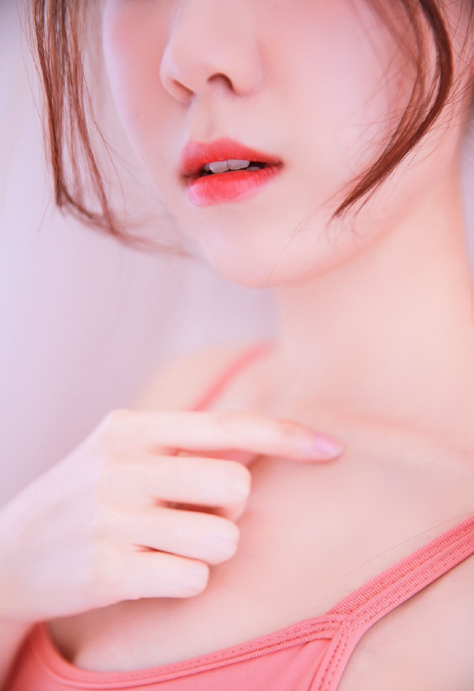 芭蕾舞美女高扎丸子头白丝长腿大秀美背脸蛋红润图片