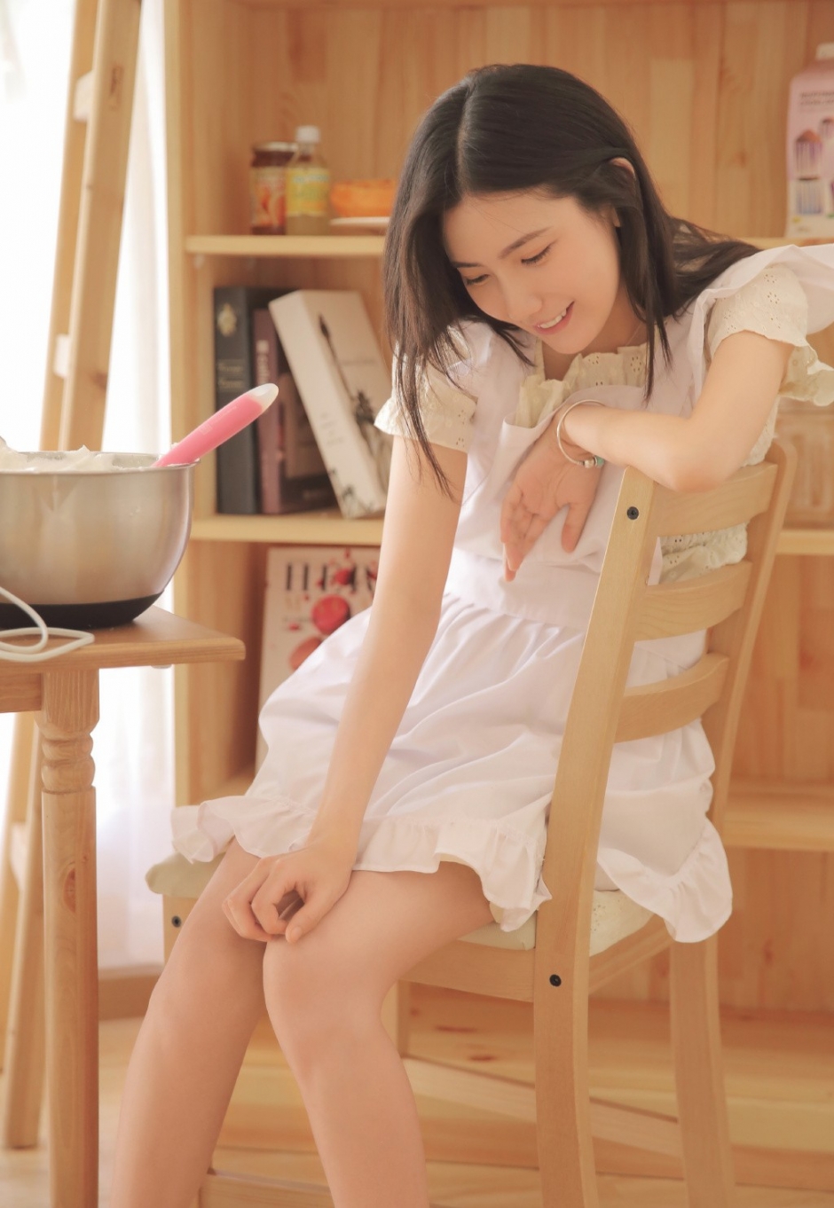 厨房美女白嫩肌肤精致侧颜做蛋糕图片