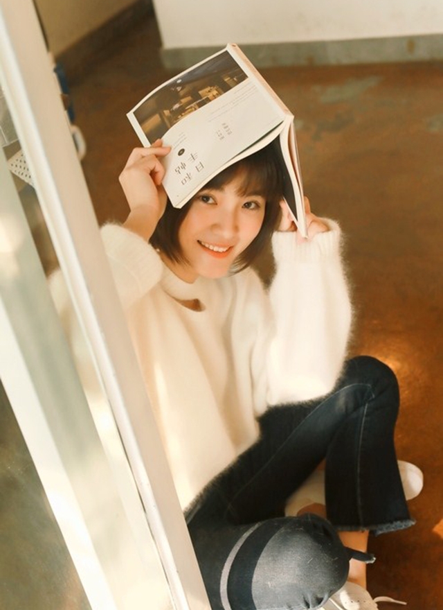 阳光下美女粉嘟嘟脸蛋可爱学生头图片