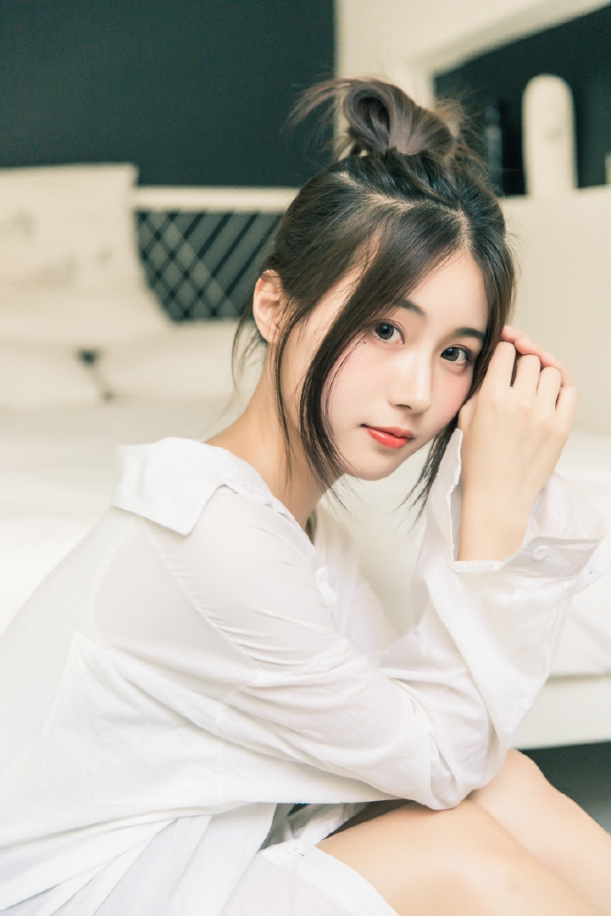 丸子头美女脸蛋白里透红白衬衫运动短裤露白瓷肌肤图片