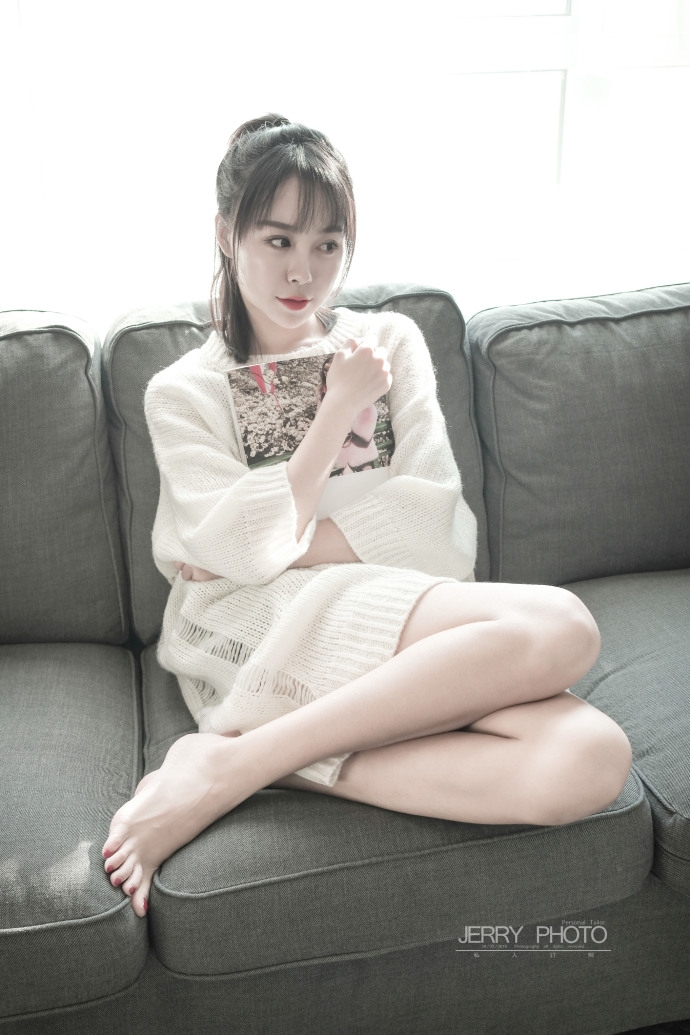 红唇美女姜迪白色毛衣裙露修长美腿图片