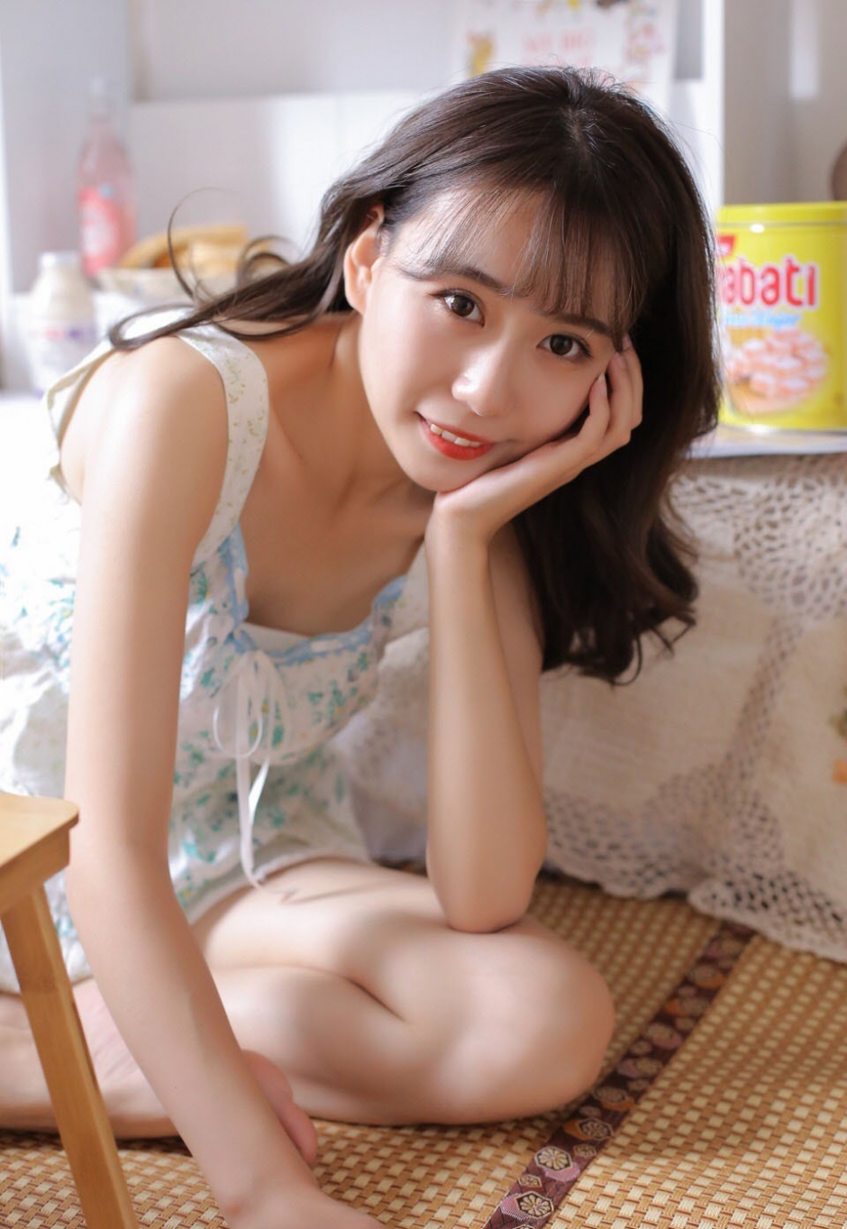 吊带美少女白嫩肌肤粉嫩香唇私房图片